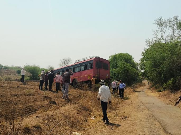 st bus entered the field fortunately no lives were lost | एसटी बस शेतात घुसली; सुदैवाने जीवितहानी टळली st bus entered the field fortunately no lives were lost | एसटी बस शेतात घुसली; सुदैवाने जीवितहानी टळली
