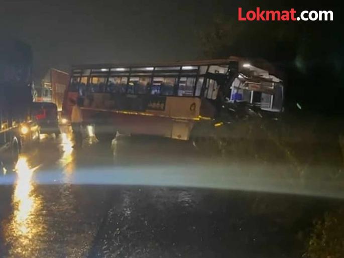 Terrible ST bus accident in Jalgaon district, 8 passengers including driver injured | जळगाव जिल्ह्यात एसटी बसचा भीषण अपघात, चालकासह 8 प्रवाशी जखमी