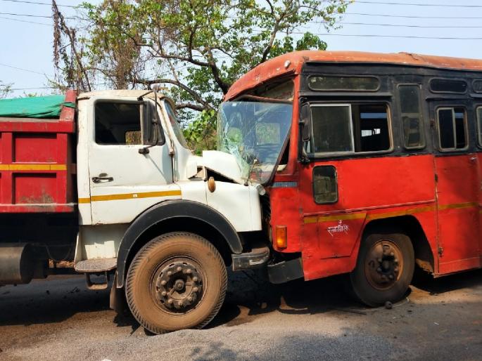ST hit a dumper In Ratnagiri, injuring five passengers | रत्नागिरीत एसटीची डंपरला धडक, पाच प्रवासी जखमी ST hit a dumper In Ratnagiri, injuring five passengers | रत्नागिरीत एसटीची डंपरला धडक, पाच प्रवासी जखमी