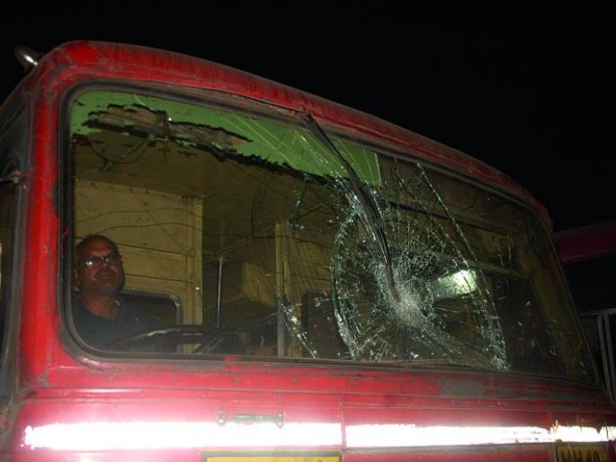 11 bus crashes in Buldhana district; Loss of 91 thousand | बुलडाणा जिल्ह्यात ११ बसची तोडफोड; ९१ हजारांचे नुकसान 11 bus crashes in Buldhana district; Loss of 91 thousand | बुलडाणा जिल्ह्यात ११ बसची तोडफोड; ९१ हजारांचे नुकसान