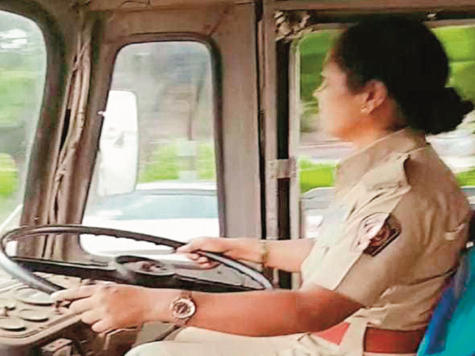 'Lal Pari' bus gets 5 women drivers, but away from 'steering', work as ticket collector | ‘लाल परी’ला मिळाल्या ५ महिला चालक; पण ‘स्टिअरिंग’पासून दूर, तिकीट फाडताय 'Lal Pari' bus gets 5 women drivers, but away from 'steering', work as ticket collector | ‘लाल परी’ला मिळाल्या ५ महिला चालक; पण ‘स्टिअरिंग’पासून दूर, तिकीट फाडताय