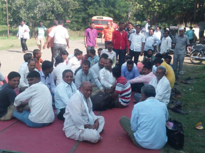 On the second day, ST Service jam; Passengers | दुसºया दिवशीही एस.टी. सेवा ठप्प; प्रवाशांची तारांबळ ! On the second day, ST Service jam; Passengers | दुसºया दिवशीही एस.टी. सेवा ठप्प; प्रवाशांची तारांबळ !