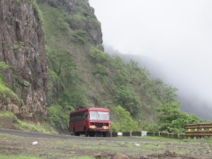 Varandha Ghat Stop st bus traffic; Bhor - Mahad road closed for 2 months for repairs | Pune: वरंधा घाटातील एस. टी. बस वाहतूक बंद; भोर - महाड रस्ता दुरुस्तीसाठी २ महिने बंद Varandha Ghat Stop st bus traffic; Bhor - Mahad road closed for 2 months for repairs | Pune: वरंधा घाटातील एस. टी. बस वाहतूक बंद; भोर - महाड रस्ता दुरुस्तीसाठी २ महिने बंद