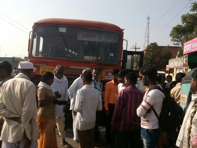 ST buses condition get worst in Mangrulpeer depot | मंगरुळपीर आगारच्या बसेस झाल्या भंगार; वारंवार बंद पडत असलेल्या बसेसचा प्रवाशांना फटका ST buses condition get worst in Mangrulpeer depot | मंगरुळपीर आगारच्या बसेस झाल्या भंगार; वारंवार बंद पडत असलेल्या बसेसचा प्रवाशांना फटका