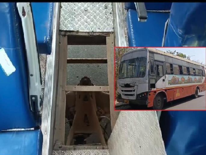 Students got stuck in the ST bus and got injured after the letter slipped in kolhapur | Kolhapur: ब्रेक मारताच एस.टी.बसमधील पत्रा सरकला, विद्यार्थीनीचा पाय इंजिनमध्ये अडकला; प्रवाशांच्या सतर्कतेमुळे अनर्थ टळला Students got stuck in the ST bus and got injured after the letter slipped in kolhapur | Kolhapur: ब्रेक मारताच एस.टी.बसमधील पत्रा सरकला, विद्यार्थीनीचा पाय इंजिनमध्ये अडकला; प्रवाशांच्या सतर्कतेमुळे अनर्थ टळला