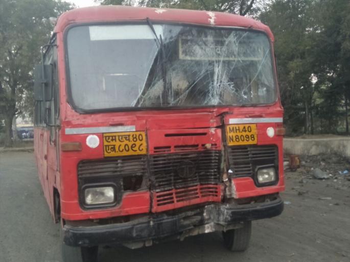 Malkapur bus stand accident, Six passengers injured | मलकापूर बसस्थानकातील खांबाला बसची धडक; सहा प्रवासी जखमी Malkapur bus stand accident, Six passengers injured | मलकापूर बसस्थानकातील खांबाला बसची धडक; सहा प्रवासी जखमी