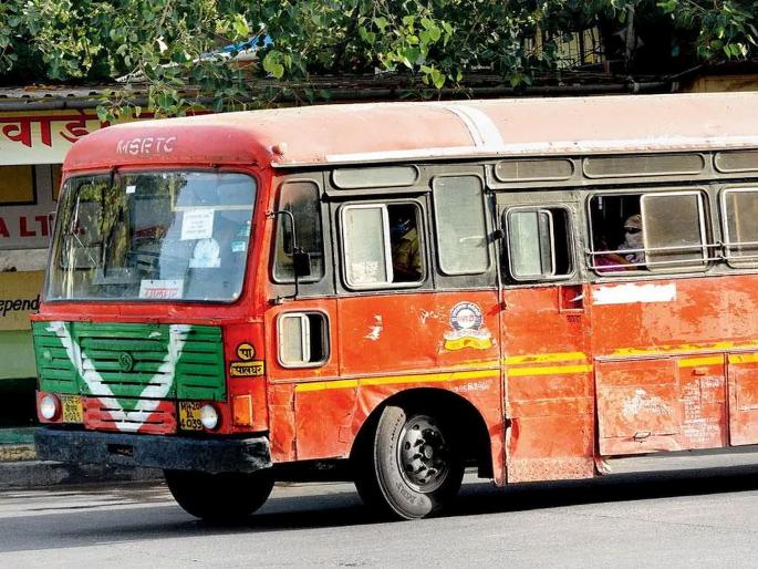 ST parked on the ramp suddenly ran away..! Jalgaon depot accident; Three cars hit hard | रॅम्पवर उभी एसटी अचानक धावली..! जळगाव डेपोतील प्रकाराने धावपळ; तीन गाड्यांना जोरदार धडक  ST parked on the ramp suddenly ran away..! Jalgaon depot accident; Three cars hit hard | रॅम्पवर उभी एसटी अचानक धावली..! जळगाव डेपोतील प्रकाराने धावपळ; तीन गाड्यांना जोरदार धडक