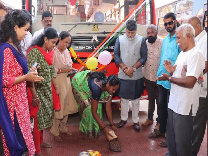 12 buses entered Ratnagiri division, Inauguration in the presence of Guardian Minister Uday Samant | रत्नागिरी विभागाच्या ताफ्यात १२ आरामदायी बसेस, पालकमंत्री उदय सामंत यांच्या मुख्य उपस्थितीत लोकार्पण 12 buses entered Ratnagiri division, Inauguration in the presence of Guardian Minister Uday Samant | रत्नागिरी विभागाच्या ताफ्यात १२ आरामदायी बसेस, पालकमंत्री उदय सामंत यांच्या मुख्य उपस्थितीत लोकार्पण