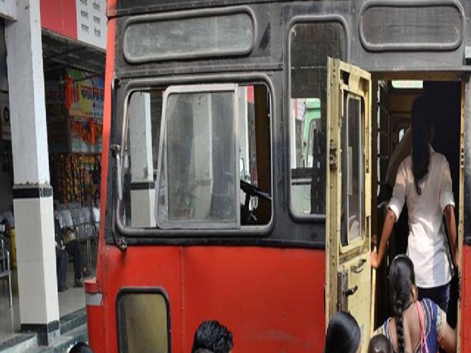 ST conductor molested a female passenger The conductor on duty was beaten up by angry passengers | एसटी कंडक्टरने काढली महिला प्रवाशाची छेड; कर्तव्यावरील वाहकाला संतप्त प्रवाशांची मारहाण ST conductor molested a female passenger The conductor on duty was beaten up by angry passengers | एसटी कंडक्टरने काढली महिला प्रवाशाची छेड; कर्तव्यावरील वाहकाला संतप्त प्रवाशांची मारहाण