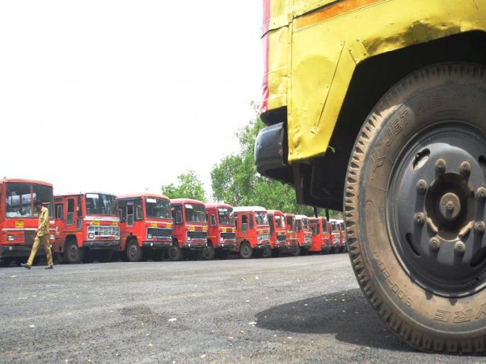 Water on income of 90 lakhs: ST wheels do not rot! | ९० लाखांच्या उत्पन्नावर पाणी : ‘एस.टी’ची चाके फिरलीच नाही ! Water on income of 90 lakhs: ST wheels do not rot! | ९० लाखांच्या उत्पन्नावर पाणी : ‘एस.टी’ची चाके फिरलीच नाही !