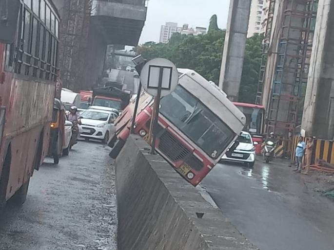 Another accident on Ghodbunder Road in Thane The ST bus boarded directly at the bifurcation of the bridge | ठाण्यात घोडबंदर रोडवर पुन्हा अपघात; एस.टी बस चढली थेट पुलाच्या दुभाजकावर Another accident on Ghodbunder Road in Thane The ST bus boarded directly at the bifurcation of the bridge | ठाण्यात घोडबंदर रोडवर पुन्हा अपघात; एस.टी बस चढली थेट पुलाच्या दुभाजकावर