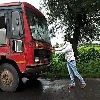 activist broke st bus near chandas village | चांडस जवळ स्वाभीमानीच्या कार्यकर्त्याने फोडली एसटी ! activist broke st bus near chandas village | चांडस जवळ स्वाभीमानीच्या कार्यकर्त्याने फोडली एसटी !