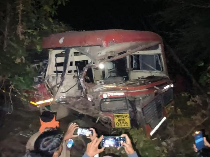 Bus-pickup vans collided head-on; Incident between Borradi-Nandarde; Four injured | बस-पिकअप व्हॅन समोरासमोर धडकल्या; बोराडी-नांदर्डे दरम्यानची घटना; चारजण जखमी Bus-pickup vans collided head-on; Incident between Borradi-Nandarde; Four injured | बस-पिकअप व्हॅन समोरासमोर धडकल्या; बोराडी-नांदर्डे दरम्यानची घटना; चारजण जखमी