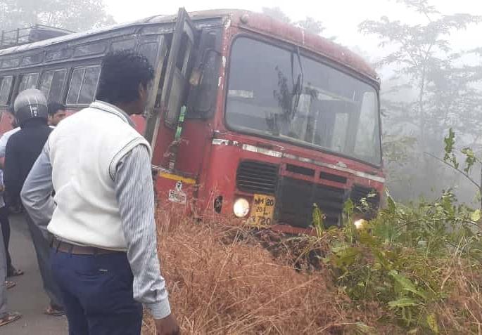 Chiplun rescues all passengers of ST bus by accident, divine reinforcement | चिपळुणात एसटी बसला अपघात, दैव बलवत्तर म्हणून सर्व बचावले Chiplun rescues all passengers of ST bus by accident, divine reinforcement | चिपळुणात एसटी बसला अपघात, दैव बलवत्तर म्हणून सर्व बचावले