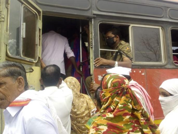 ST staff taking precautions to prevent 'corona' | ‘कोरोना’पासून बचावासाठी एसटी कर्मचारी घेताहेत खबरदारी ST staff taking precautions to prevent 'corona' | ‘कोरोना’पासून बचावासाठी एसटी कर्मचारी घेताहेत खबरदारी