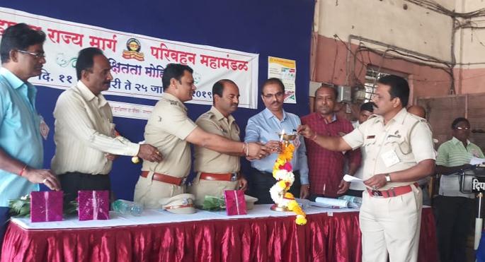 Solapur agitation starts in security; S. T. Near employee near Helmet | सोलापूर आगारात सुरक्षितता मोहिम सुरू; एस. टी. कर्मचाºयांनी केले हेल्मेटला जवळ Solapur agitation starts in security; S. T. Near employee near Helmet | सोलापूर आगारात सुरक्षितता मोहिम सुरू; एस. टी. कर्मचाºयांनी केले हेल्मेटला जवळ