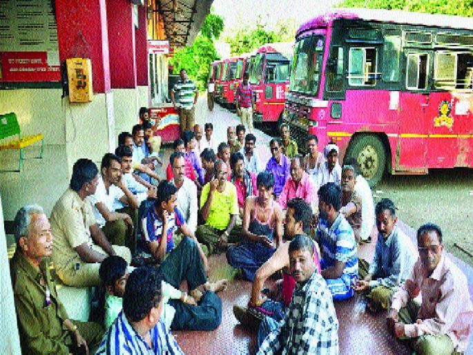 The death of the bus driver, the incident in Akole, and the demand for filing an FIR against Rawat during the ST editor | एसटी संपादरम्यान बसवाहकाचा मृत्यू, अकोले येथील घटना, रावतेंविरूद्ध गुन्हा दाखल करण्याची मागणी The death of the bus driver, the incident in Akole, and the demand for filing an FIR against Rawat during the ST editor | एसटी संपादरम्यान बसवाहकाचा मृत्यू, अकोले येथील घटना, रावतेंविरूद्ध गुन्हा दाखल करण्याची मागणी