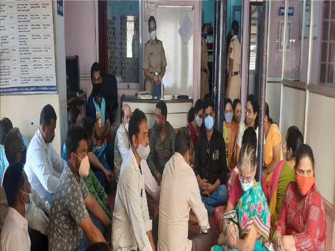 Deorukh depot manager provocative statement, women stay at police station for not filing crime | देवरूख आगार व्यवस्थाकाचे प्रक्षोभक वक्तव्य, गुन्हा दाखल न केल्याने महिलांचा पोलिस स्थानकातच ठिय्या Deorukh depot manager provocative statement, women stay at police station for not filing crime | देवरूख आगार व्यवस्थाकाचे प्रक्षोभक वक्तव्य, गुन्हा दाखल न केल्याने महिलांचा पोलिस स्थानकातच ठिय्या