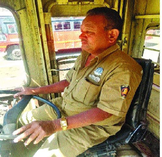 Regardless of accidents in the twenty-five years of continuous service, Rajendra Kireedat of Bhiwadi | सलग पंचवीस वर्षे विना अपघात एसटी सेवा-भिवडीतील राजेंद्र कीर्दत यांचा गौरव
