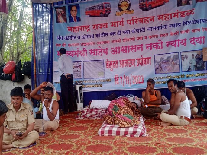 Contractual ST drivers begging Bhik mago protest in Kolhapur, fourth day of hunger strike | कोल्हापुरात कंत्राटी एसटी चालकांचे भीक मांगो आंदोलन, १६ जिल्ह्यांतील कामगारांचा सहभाग Contractual ST drivers begging Bhik mago protest in Kolhapur, fourth day of hunger strike | कोल्हापुरात कंत्राटी एसटी चालकांचे भीक मांगो आंदोलन, १६ जिल्ह्यांतील कामगारांचा सहभाग