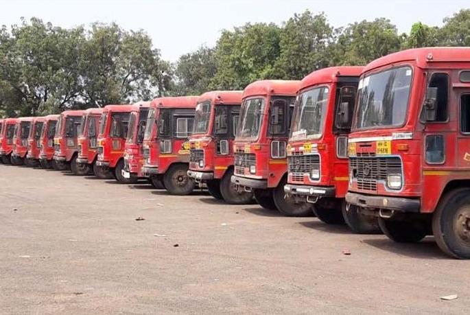The minister says the ST strike is over; 127 buses in Akola district! | मंत्री म्हणतात, एसटीचा संप मिटला; अकोला जिल्ह्यात १२७ बसेस आगारातच!