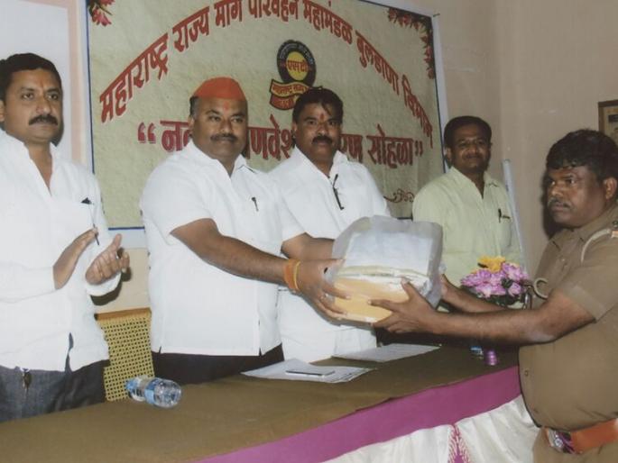 New uniform for the employees of Transport Corporation at Buldana | बुलडाणा येथे परिवहन महामंडळाच्या कर्मचाऱ्यांसाठी नविन गणवेश