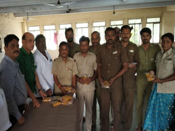 Due to the festival of Diwali ... faral allotment to outside ST drivers and drivers | दिवाळी सणानिमित्त... बाहेरगावाहून आलेल्या एसटी चालक-वाहकांना फराळाचे वाटप..! Due to the festival of Diwali ... faral allotment to outside ST drivers and drivers | दिवाळी सणानिमित्त... बाहेरगावाहून आलेल्या एसटी चालक-वाहकांना फराळाचे वाटप..!