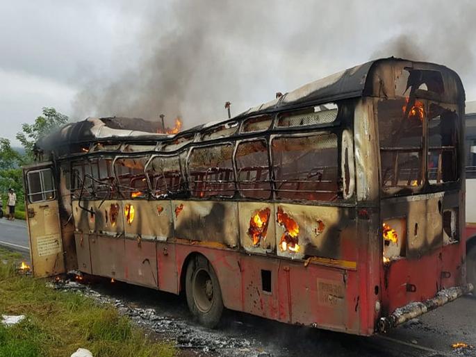 st bus was affected by fire on mumbai goa highway near mangaon | गणेशोत्सवासाठी कोकणात जाणाऱ्या एसटीला भीषण आग; 60 प्रवासी बचावले st bus was affected by fire on mumbai goa highway near mangaon | गणेशोत्सवासाठी कोकणात जाणाऱ्या एसटीला भीषण आग; 60 प्रवासी बचावले