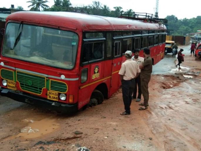 During the first rain in sindhudurg, the poles of the highways, road collapses, and other vehicles were rushed | पहिल्या पावसातच हायवेच्या कामांची पोलखोल, रस्ता खचला अन् एसटी, इतर वाहने रुतली During the first rain in sindhudurg, the poles of the highways, road collapses, and other vehicles were rushed | पहिल्या पावसातच हायवेच्या कामांची पोलखोल, रस्ता खचला अन् एसटी, इतर वाहने रुतली