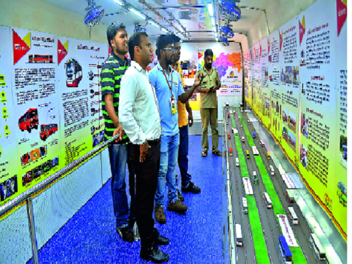 Changes of Lalpa's experience experienced by travelers: - The opportunity to see the journey of ST | प्रवाशांनी अनुभवले ‘लालपरी’चे बदलते रूप -: एस.टी.चा प्रवास पाहण्याची संधी