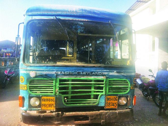 Stampede in ST Bus, two passengers injured | एसटीमध्ये अॅसिड सांडल्याने चेंगराचेंगरी, दोन प्रवाशी जखमी Stampede in ST Bus, two passengers injured | एसटीमध्ये अॅसिड सांडल्याने चेंगराचेंगरी, दोन प्रवाशी जखमी