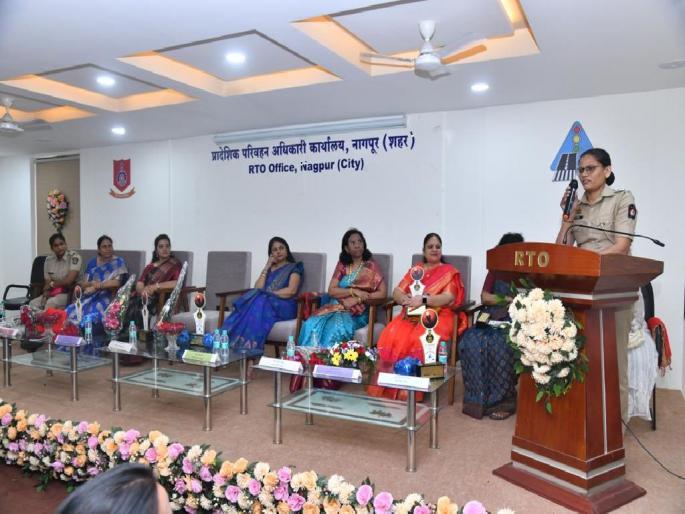 The message of road safety, public awareness about traffic rules by honoring women work | ‘ती’च्या कर्तुत्वाचा सन्मानातून रस्ता सुरक्षिततेचा संदेश, वाहतूक नियमांना घेऊन जनजागृती The message of road safety, public awareness about traffic rules by honoring women work | ‘ती’च्या कर्तुत्वाचा सन्मानातून रस्ता सुरक्षिततेचा संदेश, वाहतूक नियमांना घेऊन जनजागृती