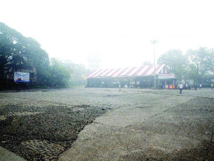 Hunger strike on thousands of families due to ST workers strike | एसटी कामगारांच्या संपामुळे हजारो कुटुंबांवर उपासमारीची वेळ Hunger strike on thousands of families due to ST workers strike | एसटी कामगारांच्या संपामुळे हजारो कुटुंबांवर उपासमारीची वेळ