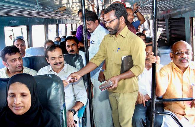 ‘ST’s’ ticket machines shut down; The transport corporation held the carrier responsible | ‘एसटी’च्या तिकीट मशीन्स पडल्या बंद; परिवहन महामंडळाने वाहकालाच धरले जबाबदार