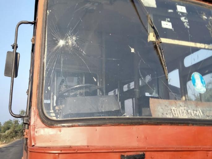 Stone throwing on Kankavali Kalsuli ST | कणकवली-कळसुली एसटीवर दगडफेक, आठवड्यातील दुसरी घटना Stone throwing on Kankavali Kalsuli ST | कणकवली-कळसुली एसटीवर दगडफेक, आठवड्यातील दुसरी घटना