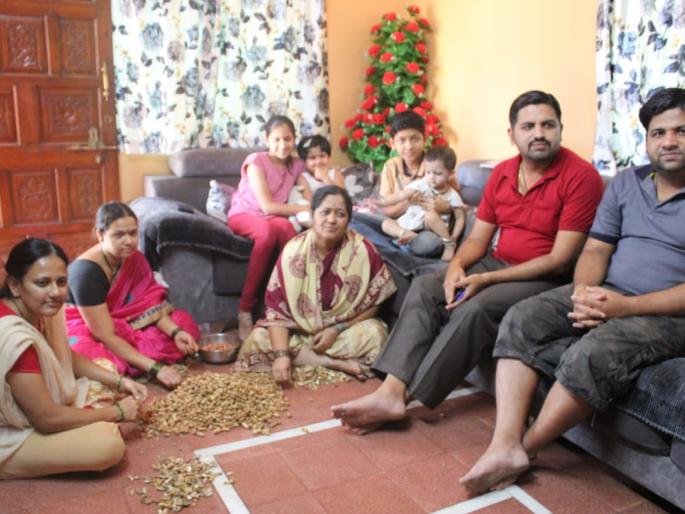 Family Meeting for ST Drivers - Carriers | CoronaVirus Lockdown : एस.टी चालक -वाहकांसाठी कौटुंबिक संमेलन Family Meeting for ST Drivers - Carriers | CoronaVirus Lockdown : एस.टी चालक -वाहकांसाठी कौटुंबिक संमेलन