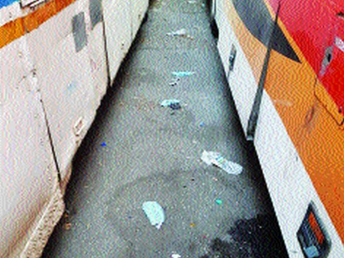 Mask waste in ST depot at Mumbai Central | मुंबई सेंट्रल येथील एसटी आगारात मास्कचा कचरा Mask waste in ST depot at Mumbai Central | मुंबई सेंट्रल येथील एसटी आगारात मास्कचा कचरा