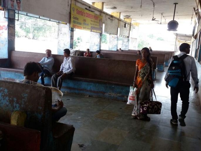 Murtijapur: Passengers of the train due to ST collisions | मूर्तिजापूर : एसटीच्या संपामुळे प्रवाशांची तारांबळ Murtijapur: Passengers of the train due to ST collisions | मूर्तिजापूर : एसटीच्या संपामुळे प्रवाशांची तारांबळ