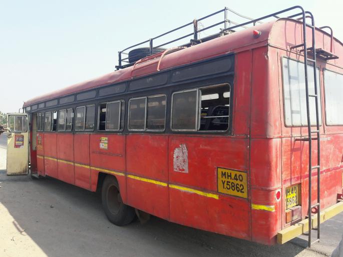 Hingoli passenger jumped from the bus on the Nagar-Aurangabad highway | नगर-औरंगाबाद महामार्गावर धावत्या बसमधून हिंगोलीच्या प्रवाशाने फेकली उडी Hingoli passenger jumped from the bus on the Nagar-Aurangabad highway | नगर-औरंगाबाद महामार्गावर धावत्या बसमधून हिंगोलीच्या प्रवाशाने फेकली उडी