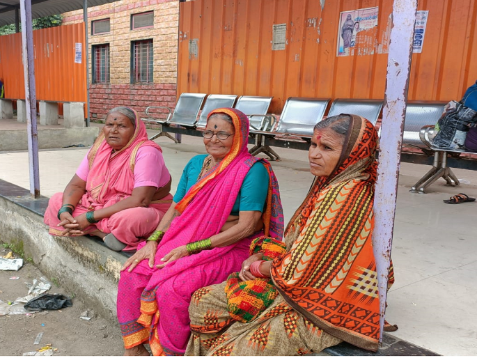 On the first day, 437 senior citizens had a free ride in 'Lalpari' | पहिल्या दिवशी ४३७ ज्येष्ठांची ‘लालपरी’तून मोफत सफर On the first day, 437 senior citizens had a free ride in 'Lalpari' | पहिल्या दिवशी ४३७ ज्येष्ठांची ‘लालपरी’तून मोफत सफर