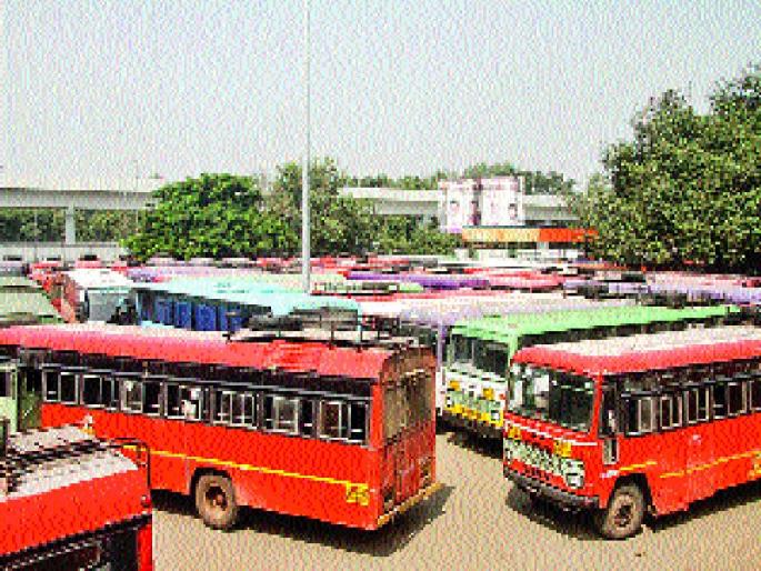 Looters of passengers, mobs, mental tortures, STsewa jam in the district, and private transporters | प्रवाशांची लूट, साथीला हाल, मनस्ताप!, जिल्ह्यात एसटीसेवा ठप्प, खासगी वाहतूकदारांची मात्र चंगळ  Looters of passengers, mobs, mental tortures, STsewa jam in the district, and private transporters | प्रवाशांची लूट, साथीला हाल, मनस्ताप!, जिल्ह्यात एसटीसेवा ठप्प, खासगी वाहतूकदारांची मात्र चंगळ