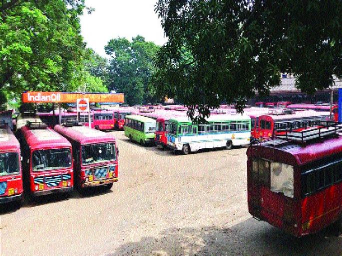 Strike collapse of ST workers, Mahad falls under suspension, private vehicle looted | एसटी कामगारांच्या संपाचा फटका, महाड आगारात शुकशुकाट, खासगी वाहन चालकांकडून होतेय लूट