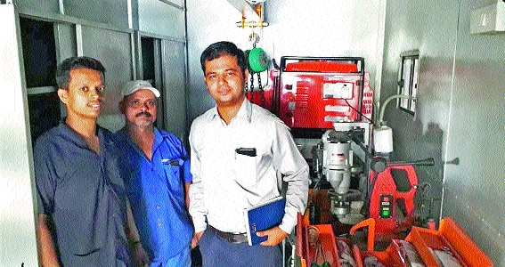 On the highway the ST revolutions: - Vehicle Ratnagiri | महामार्गावर एस.टी.चे फिरते दुरूस्ती पथक - : वाहन रत्नागिरीत दाखल