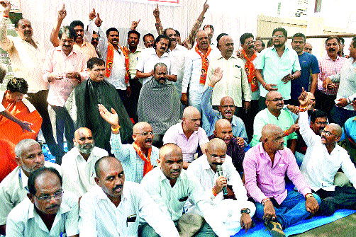  ST garment movement of ST workers | एसटी कामगार सेनेचे मुंडण आंदोलन