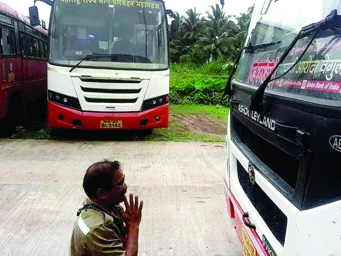 S.T. Half of the salary of the employees is in installments | एस.टी. कर्मचाऱ्यांचा निम्मा पगार कर्जाच्या हप्त्यालाच S.T. Half of the salary of the employees is in installments | एस.टी. कर्मचाऱ्यांचा निम्मा पगार कर्जाच्या हप्त्यालाच