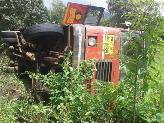 ST bus overturned near Kalambist, fortunately no casualties | कलंबिस्तजवळ एसटी बस उलटली, सुदैवाने जीवितहानी नाही ST bus overturned near Kalambist, fortunately no casualties | कलंबिस्तजवळ एसटी बस उलटली, सुदैवाने जीवितहानी नाही