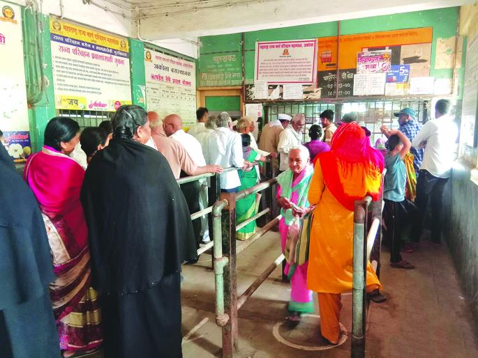 Senior citizens rush to get smart cards | स्मार्ट कार्ड काढण्यासाठी ज्येष्ठ नागरिकांची झुंबड Senior citizens rush to get smart cards | स्मार्ट कार्ड काढण्यासाठी ज्येष्ठ नागरिकांची झुंबड