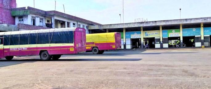 Due to increase in lockdown, the number of passengers decreased at the bus stand | लॉकडाऊन वाढल्यामुळे बसस्थानकावर शुकशुकाट : प्रवासी घटले Due to increase in lockdown, the number of passengers decreased at the bus stand | लॉकडाऊन वाढल्यामुळे बसस्थानकावर शुकशुकाट : प्रवासी घटले
