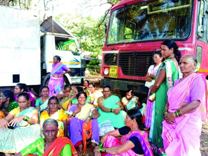 The women stopped the bus | महिलांनी बस रोखली ; केसरी येथील प्रकार : आक्रमक पवित्रा घेत केला प्रश्नांचा भडिमार
