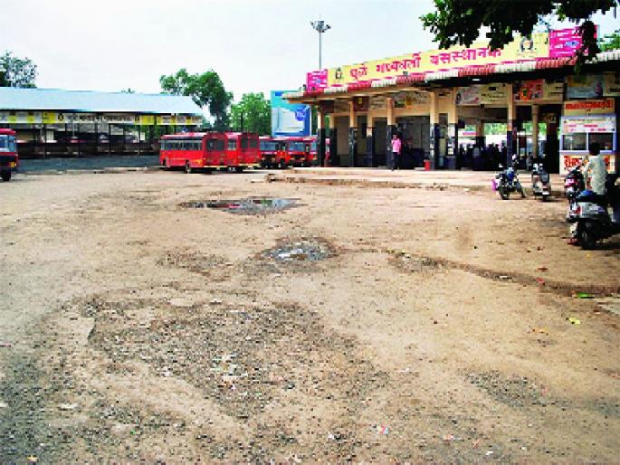 Stamp duty, passenger traffic, administration and organization's strict role | संपाचा तिढा कायम, प्रवाशांचे हाल, प्रशासन आणि संघटनांची ताठर भूमिका  Stamp duty, passenger traffic, administration and organization's strict role | संपाचा तिढा कायम, प्रवाशांचे हाल, प्रशासन आणि संघटनांची ताठर भूमिका